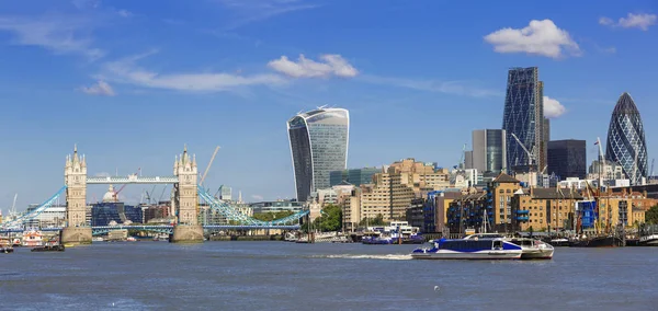 Finanční čtvrti Londýna a tower bridge — Stock fotografie