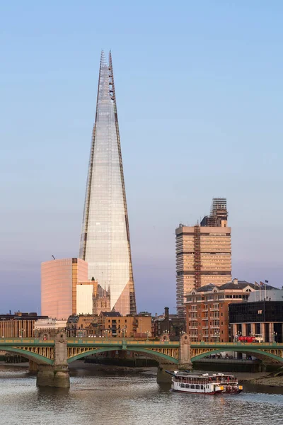 Shard e London Bridge atravessam o Tamisa ao pôr-do-sol — Fotografia de Stock