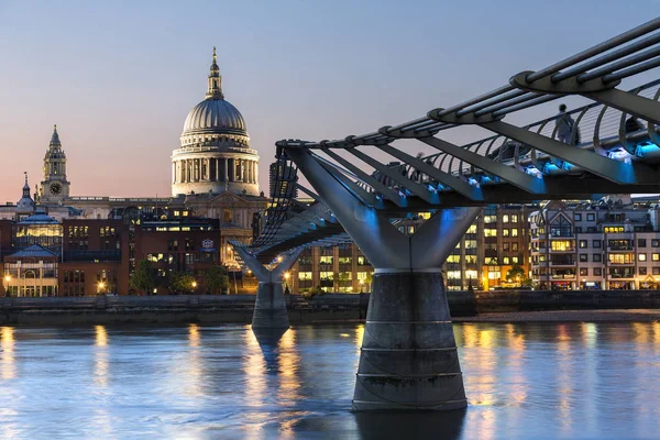 London Millennium Footbridge al tramonto — Foto Stock