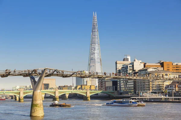 Vista do dia da ponte do milênio disparada para o arranha-céu Shard — Fotografia de Stock