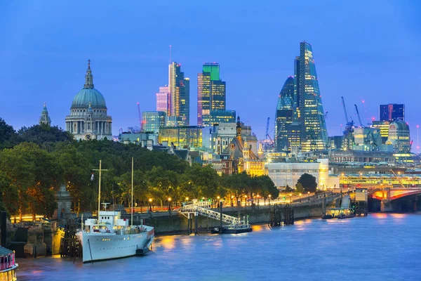 Paysage urbain londonien au crépuscule avec bâtiments urbains au-dessus de la rivière Thames — Photo
