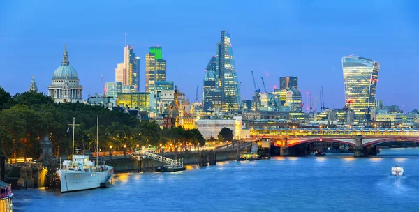 Paisagem urbana de Londres ao entardecer com edifícios urbanos sobre o rio Tamisa — Fotografia de Stock