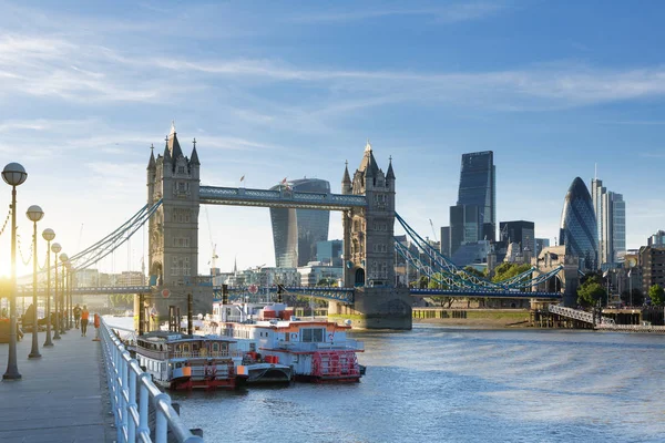 A Tower Bridge és a London pénzügyi negyedében — Stock Fotó