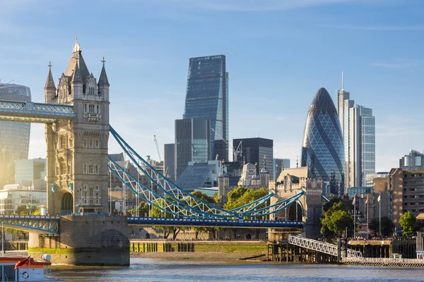 Financiële district van Londen en de tower bridge — Stockfoto