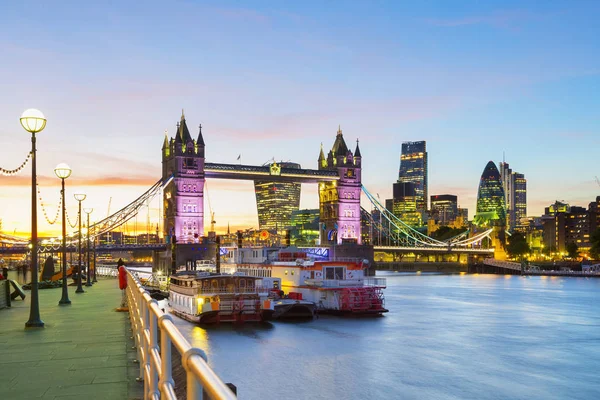 Een prachtig uitzicht van de schemering-tijd van Tower Bridge en de rivier de Theems — Stockfoto