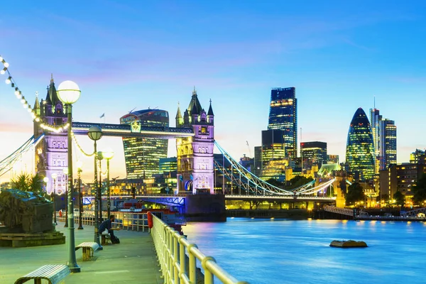 Skymning-time vacker utsikt över Tower Bridge och floden Themsen — Stockfoto