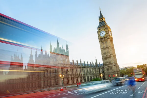 London, trafik på Westminster bridge — Stockfoto