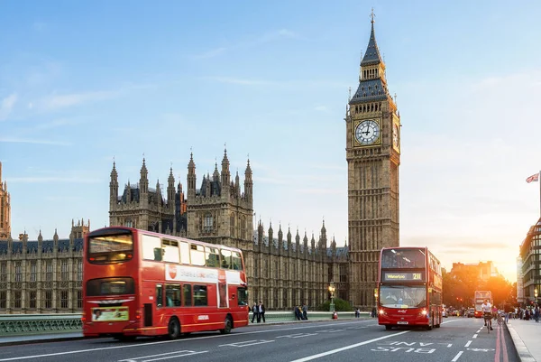 London, trafik på Westminster bridge — Stockfoto