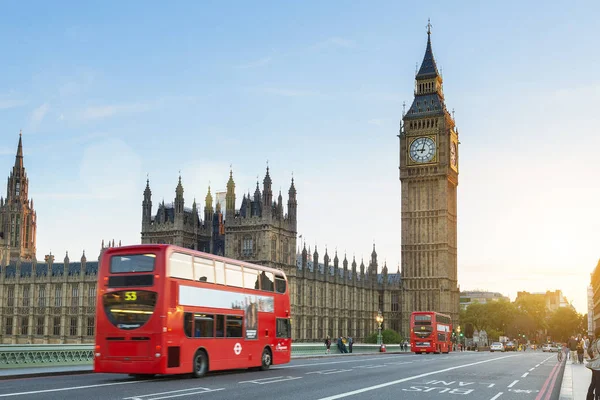 London, trafik på Westminster bridge — Stockfoto