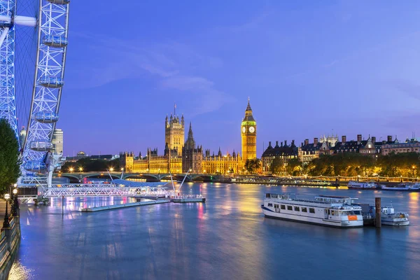 템스강을 바라보며 밤에 의회를 구경하는 런던 — 스톡 사진