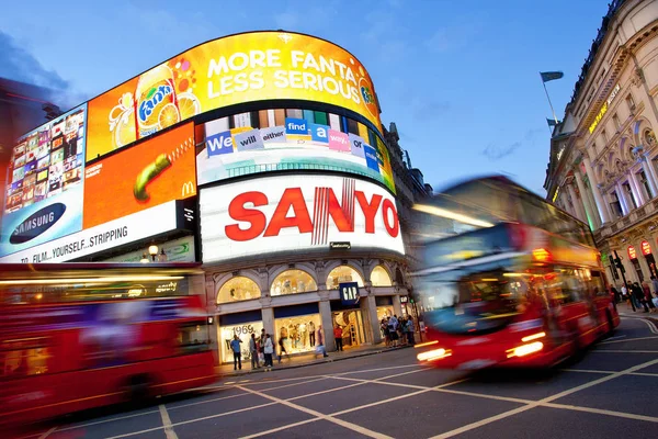 Londres, Piccadilly Circus de noche — Foto de Stock