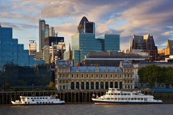 Londýn, finanční oblast a Temže — Stock fotografie