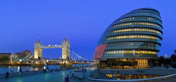 Londyn, Tower Bridge i Ratusz w nocy — Zdjęcie stockowe