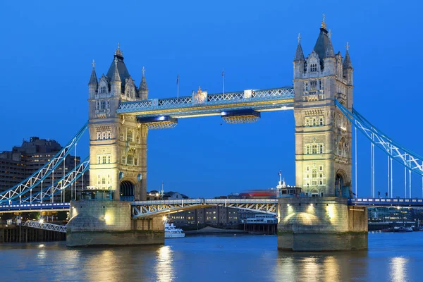 London Tower Bridge вночі — стокове фото