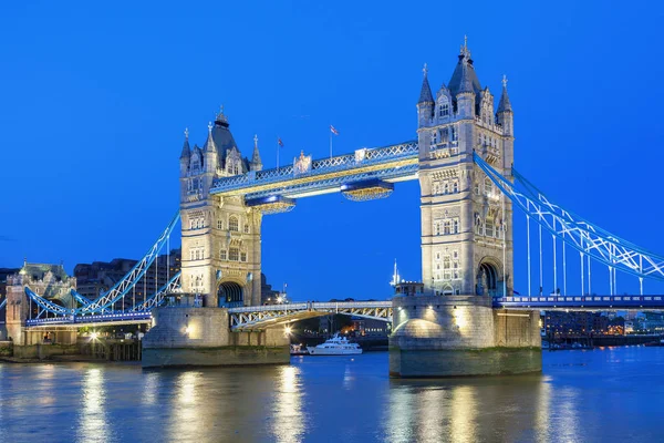 London Tower Bridge вночі — стокове фото