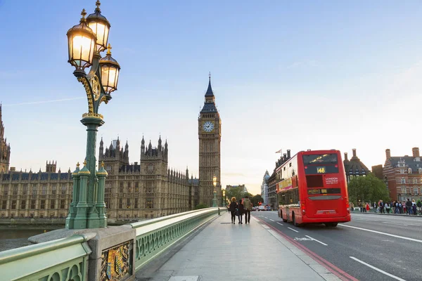 London, traffic on Westminster Bridge — Stock Photo, Image