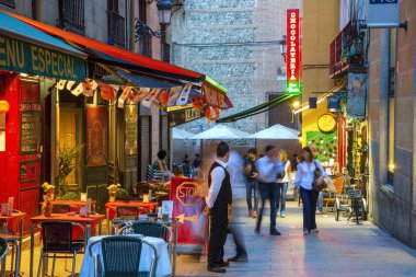 Madrid, Plaza Mayor yakınlarındaki sokak kafesi.
