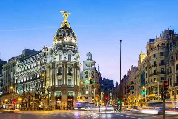 Madrid, Metropolis Building e Gran Via di notte — Foto Stock