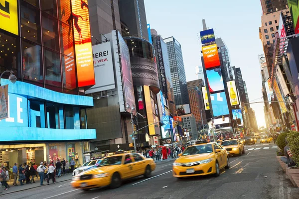Usa, Nowy Jork, Times Square, neony, żółte taksówki, noc — Zdjęcie stockowe