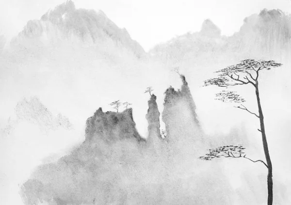 高雾蒙蒙的山和松树 — 图库照片