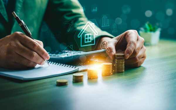 Концепция финансового планирования и инвестиций в недвижимость с бизнесменом, укладка монет, расчет ипотечного кредита и управление сбережениями на покупку недвижимости, рынок жилья и рост благосостояния