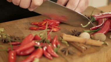 Aşçı biber salata için pirzola.