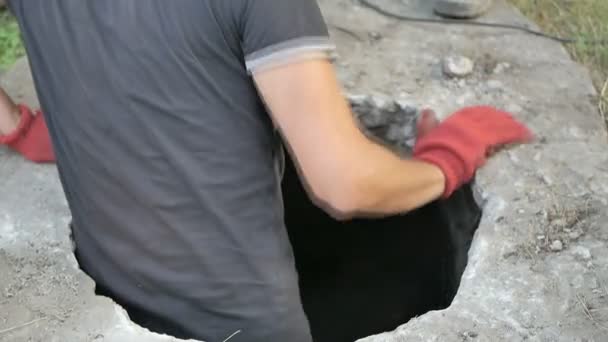 Працівник піднімається в каналізацію — стокове відео
