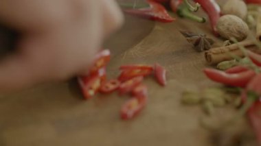 Aşçı biber salata için pirzola.