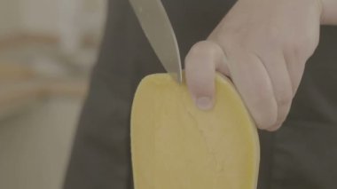 Kesme çiğ kabak dilim. Adam bir Turuncu kabak parça kesme.