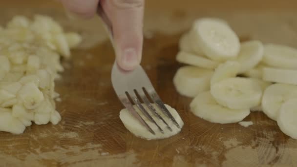 Machacar trozos de plátano en pasta — Vídeos de Stock