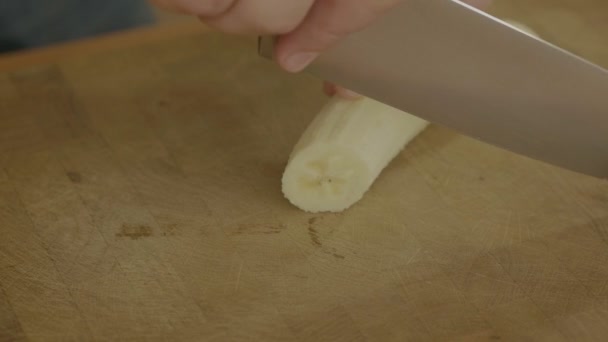 Machacar trozos de plátano en pasta — Vídeo de stock