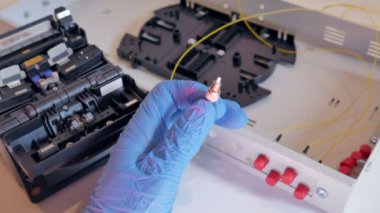 Bu düzeltme eki uygulama ağ donanımları sunucu odasında mühendisidir.