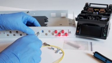 Ağ mühendisi sunucu odası olarak optik patchcord ile çalışır