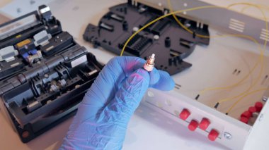 Bu düzeltme eki uygulama ağ donanımları sunucu odasında mühendisidir.