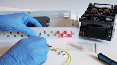 Ağ mühendisi sunucu odası olarak optik patchcord ile çalışır