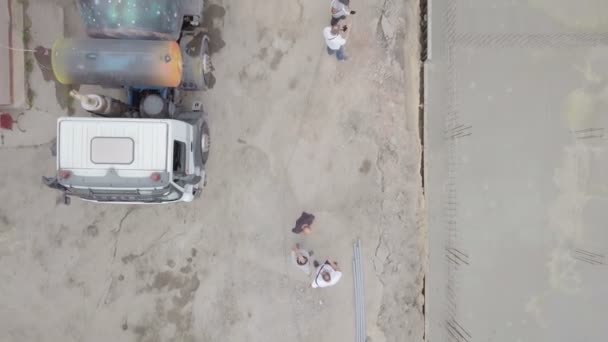 Míchačka na beton stojí na stavební místo — Stock video