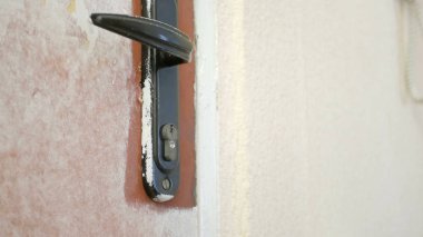 Çalışanın kapı kilidi açılır.