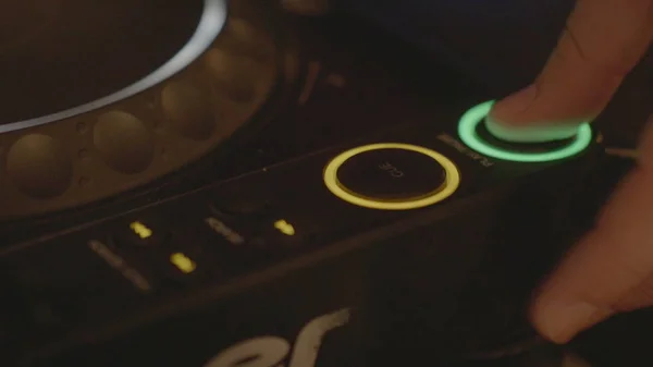 Mix ve sıfırdan, vinil Dj elinde
