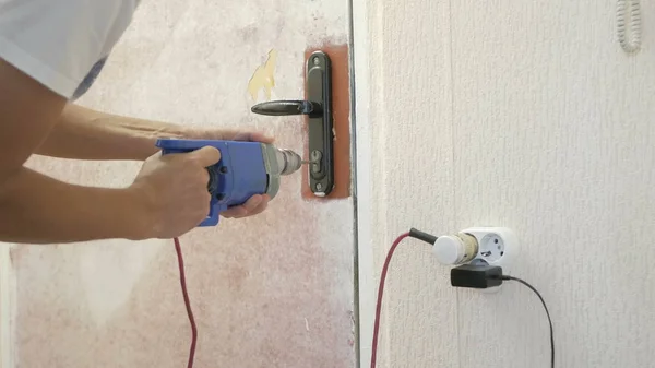 Çalışanın kapı kilidi açılır.