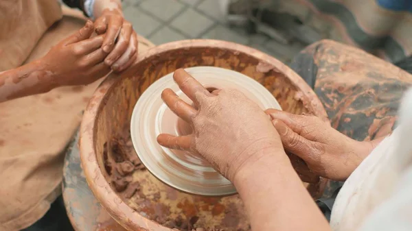 La creación cubre una olla de barro . — Foto de Stock