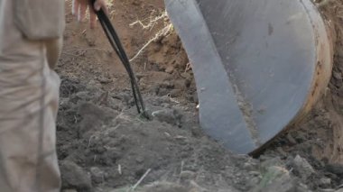 Erkek telekomünikasyon mühendis optik kablo ile çalışır