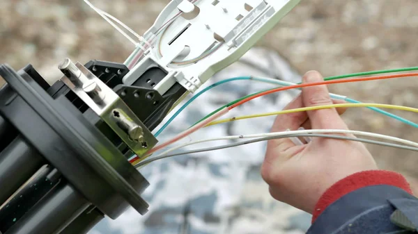 Os técnicos estão instalando fibra óptica com laços de cabo. — Fotografia de Stock