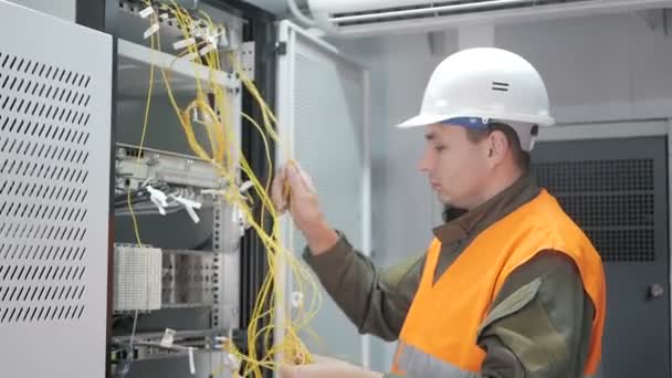 Tekniker installerar optisk fiber med kabelband. — Stockvideo