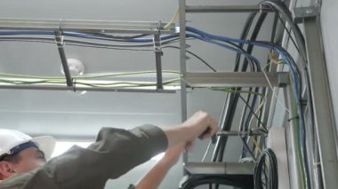 Teknisyenler kablo ile optik fiber kuruyorlar..