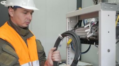 Teknisyenler kablo ile optik fiber kuruyorlar..