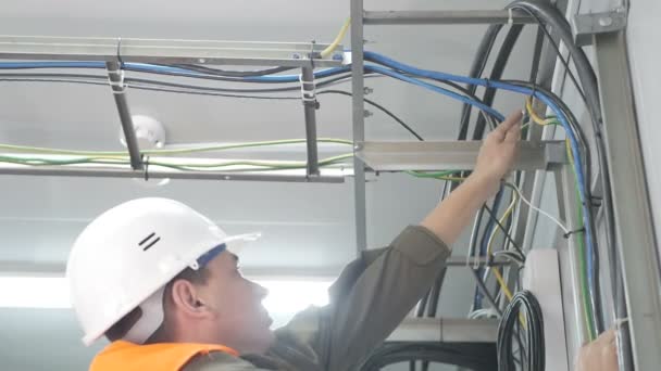 Ingeniero de telecomunicaciones trabajando — Vídeo de stock