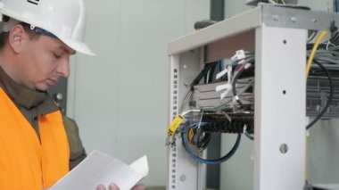 Çalışan telekomünikasyon mühendisi