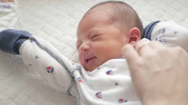 Μητέρα φροντίδας για ένα νεογέννητο μωρό — Αρχείο Βίντεο