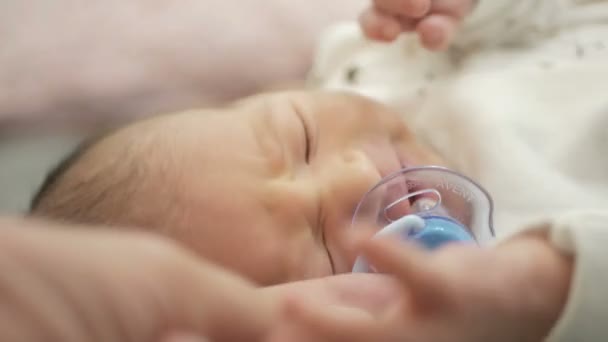 Retrato de cerca de un bebé recién nacido llorando en la cama . — Vídeos de Stock