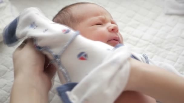 Mãe cuidar de um bebê recém-nascido — Vídeo de Stock